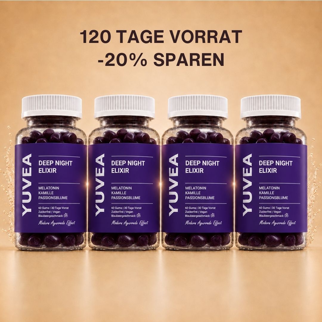 Vier Flaschen YUVEA DEEP NIGHT ELIXIR Gummies mit Melatonin, Kamille und Passionsblume vor einem warmen, beigefarbenen Hintergrund. Darüber steht: „120 Tage Vorrat – 20 % sparen“.