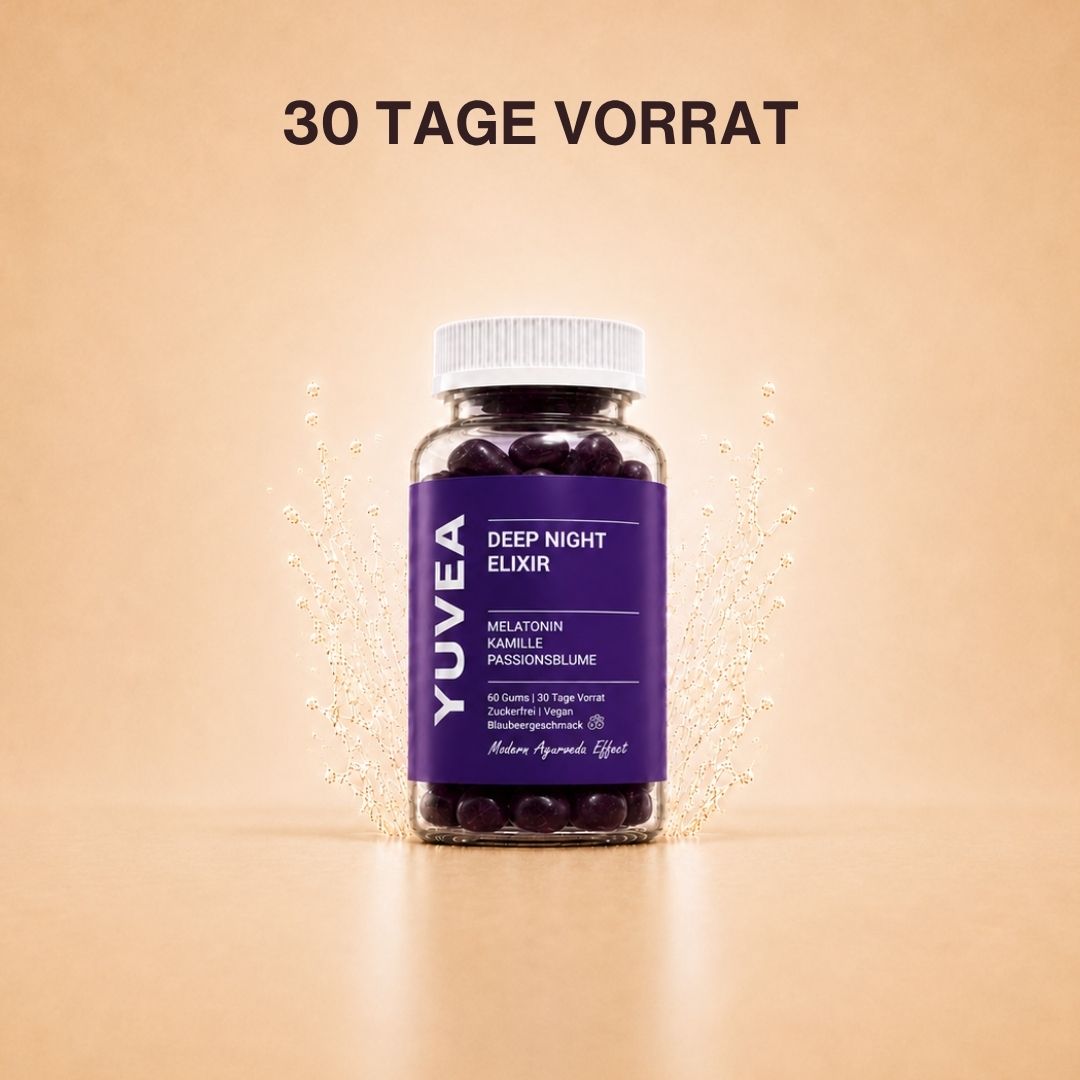 Eine Flasche YUVEA DEEP NIGHT ELIXIR Gummies mit Melatonin, Kamille und Passionsblume vor einem warmen, beigefarbenen Hintergrund. Darüber steht: „30 Tage Vorrat“.