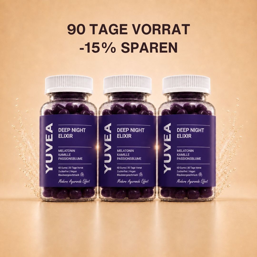 Drei Flaschen YUVEA DEEP NIGHT ELIXIR Gummies mit Melatonin, Kamille und Passionsblume vor einem warmen, beigefarbenen Hintergrund. Darüber steht: „90 Tage Vorrat – 15 % sparen“.
