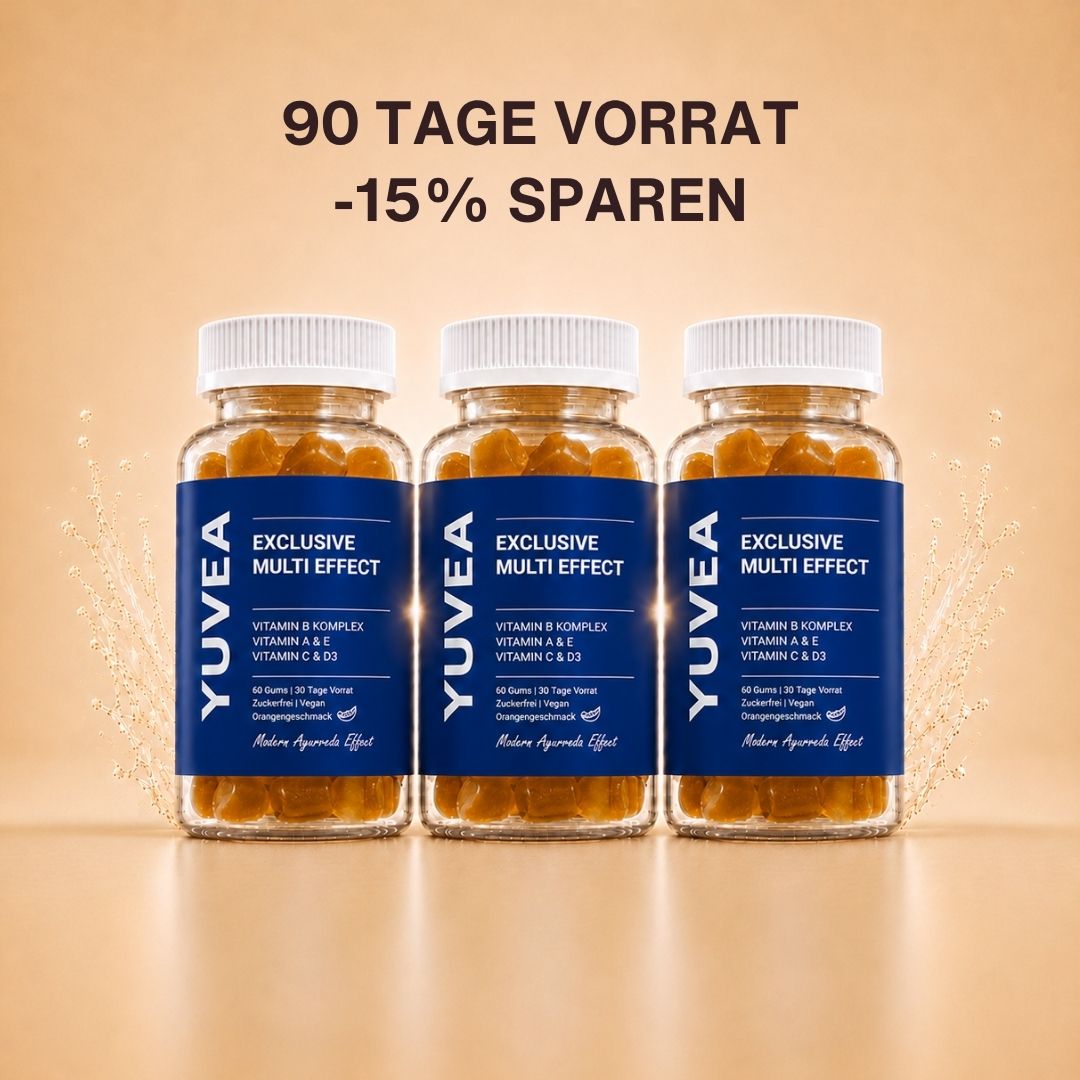 Drei Flaschen YUVEA EXCLUSIVE MULTI EFFECT Gummies mit Vitamin-B-Komplex sowie Vitamin A, C, D3 und E vor einem warmen, beigefarbenen Hintergrund. Darüber steht: „90 Tage Vorrat – 15 % sparen“.