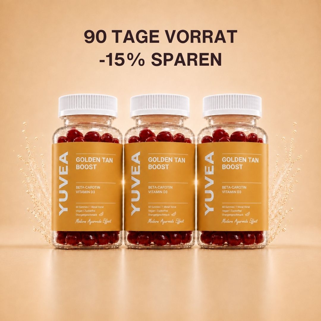 Drei Flaschen YUVEA GOLDEN TAN BOOST Gummies mit Beta-Carotin und Vitamin D3 vor einem warmen, beigefarbenen Hintergrund. Darüber steht: „90 Tage Vorrat – 15 % sparen“.