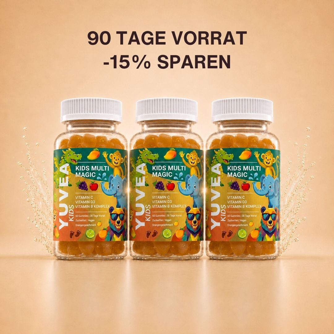 Drei Flaschen YUVEA KIDS MULTI MAGIC Gummies mit Vitamin C, Vitamin D3 und Vitamin-B-Komplex vor einem warmen, beigefarbenen Hintergrund. Darüber steht: „90 Tage Vorrat – 15 % sparen“.