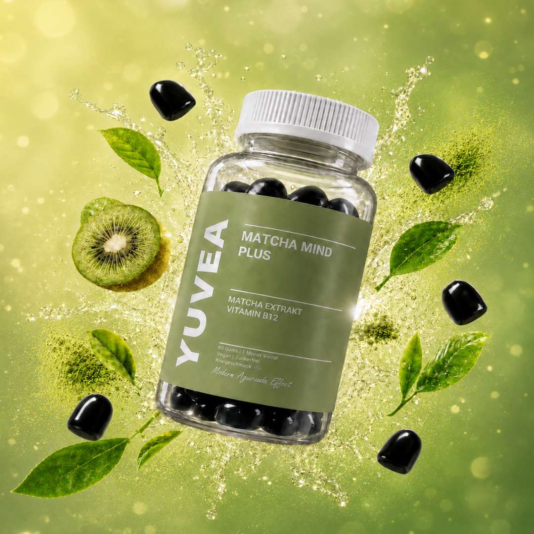 YUVEA Matcha Mind Plus Nahrungsergänzung mit Matcha-Extrakt und Vitamin B12 in einer transparenten Dose mit schwarzen Gums, dekoriert mit Kiwi, grünen Teeblättern und Matcha-Pulver.