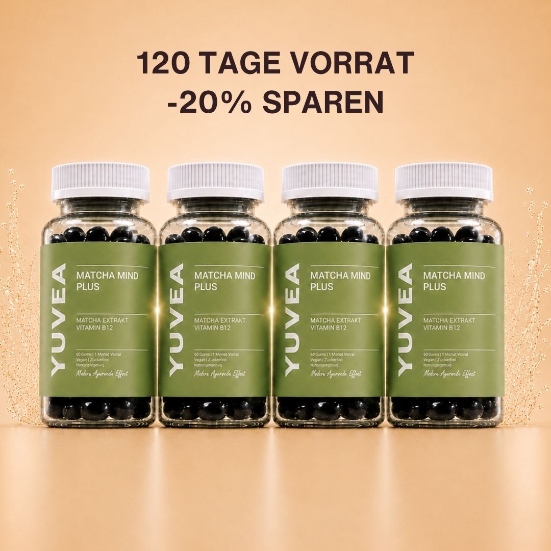 Vier Flaschen YUVEA MATCHA MIND PLUS Gummies mit Matcha-Extrakt und Vitamin B12 vor einem warmen, beigefarbenen Hintergrund. Darüber steht: „120 Tage Vorrat – 20 % sparen“.