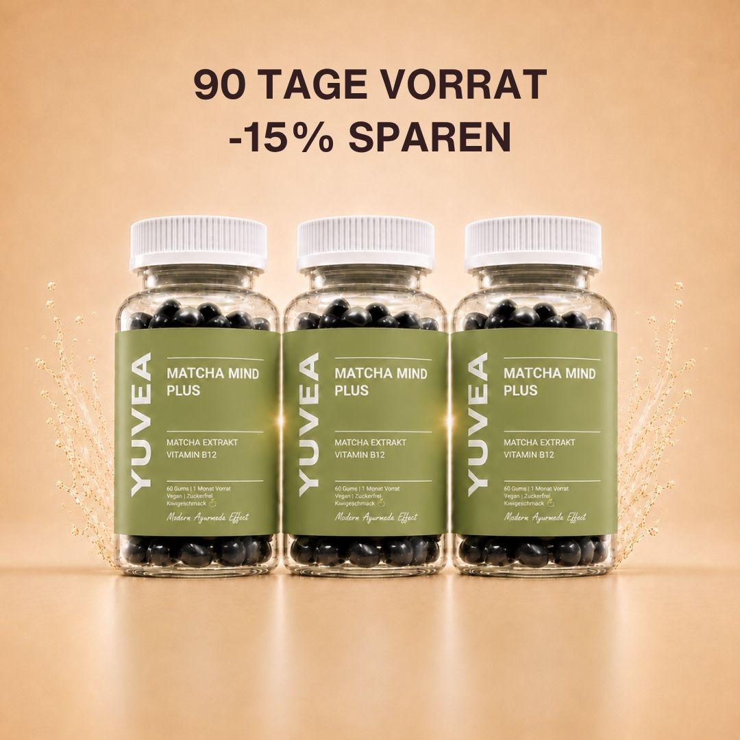 Drei Flaschen YUVEA MATCHA MIND PLUS Gummies mit Matcha-Extrakt und Vitamin B12 vor einem warmen, beigefarbenen Hintergrund. Darüber steht: „90 Tage Vorrat – 15 % sparen“.
