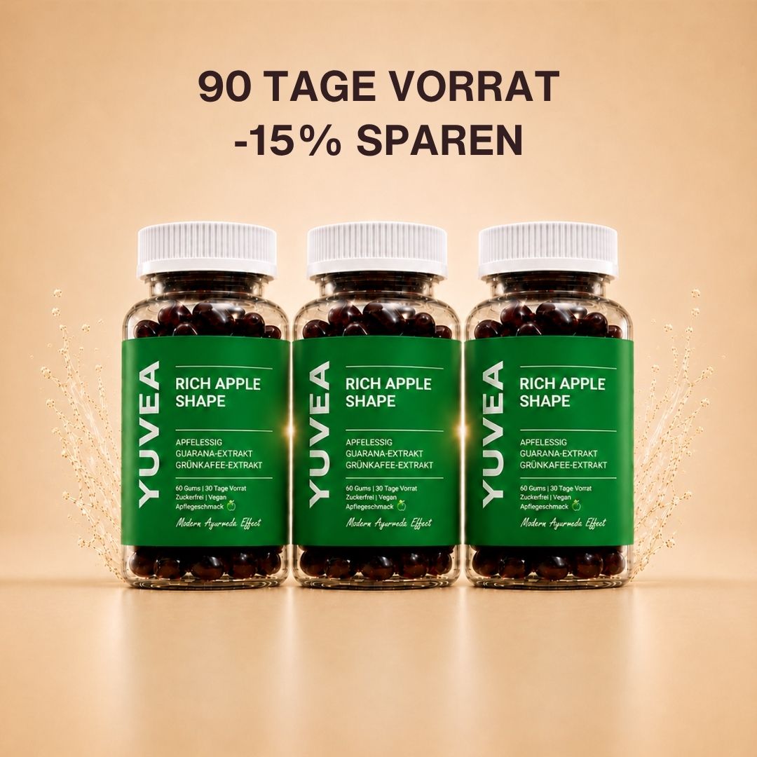 Drei Flaschen YUVEA RICH APPLE SHAPE Gummies mit Apfelessig, Guarana-Extrakt und Grünkaffee-Extrakt vor einem warmen, beigefarbenen Hintergrund. Darüber steht: „90 Tage Vorrat – 15 % sparen“.