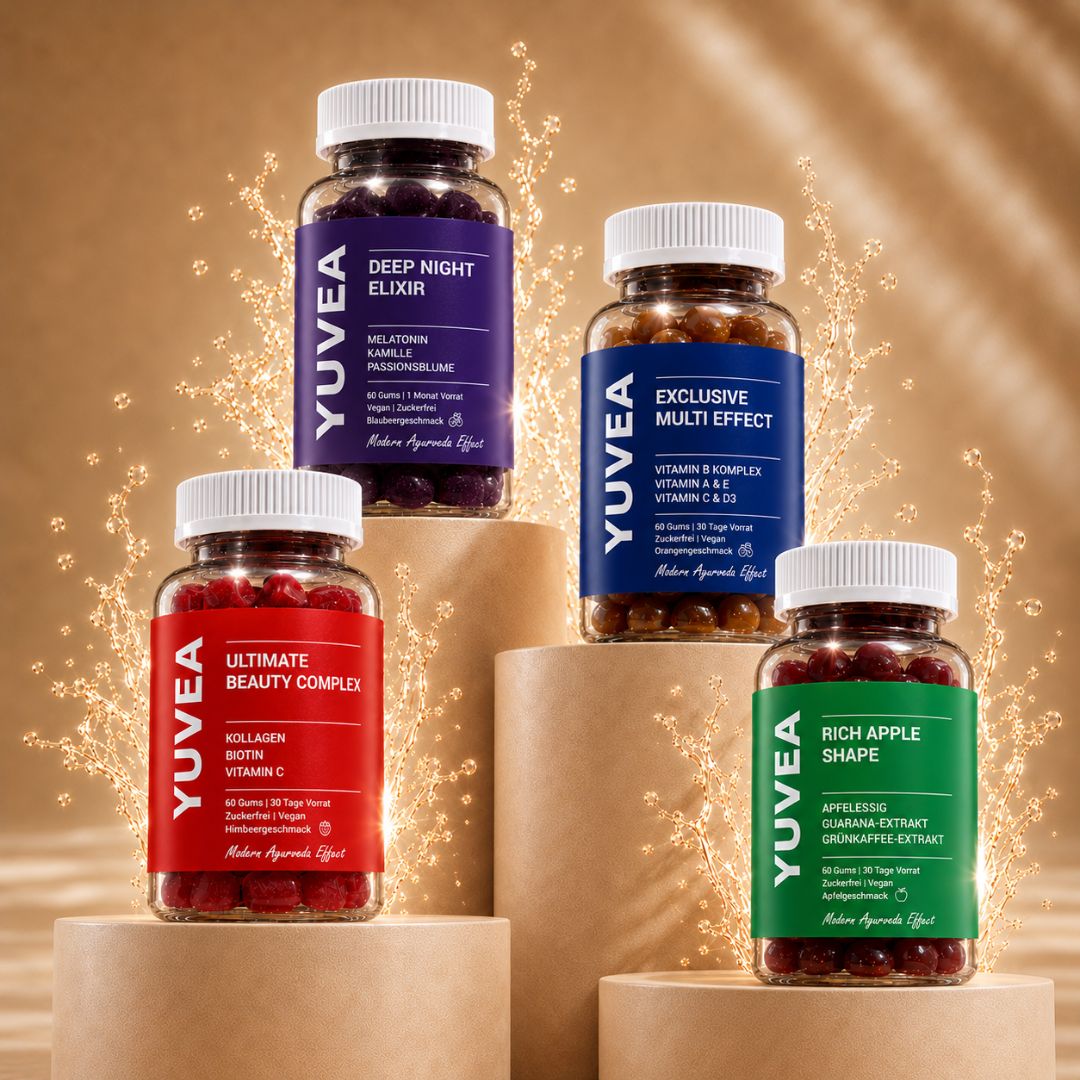 Vier YUVEA Gums Dosen mit farbigen Etiketten – DEEP NIGHT ELIXIR in Lila, EXCLUSIVE MULTI EFFECT in Blau, ULTIMATE BEAUTY COMPLEX in Rot und RICH APPLE SHAPE in Grün. Die transparenten Dosen mit farblich abgestimmten Gums stehen auf vier unterschiedlich hohen, beigefarbenen Podesten. Goldene, funkelnde Splash-Effekte und ein warmer Hintergrund mit sanfter Beleuchtung unterstreichen die hochwertige Produktpräsentation.