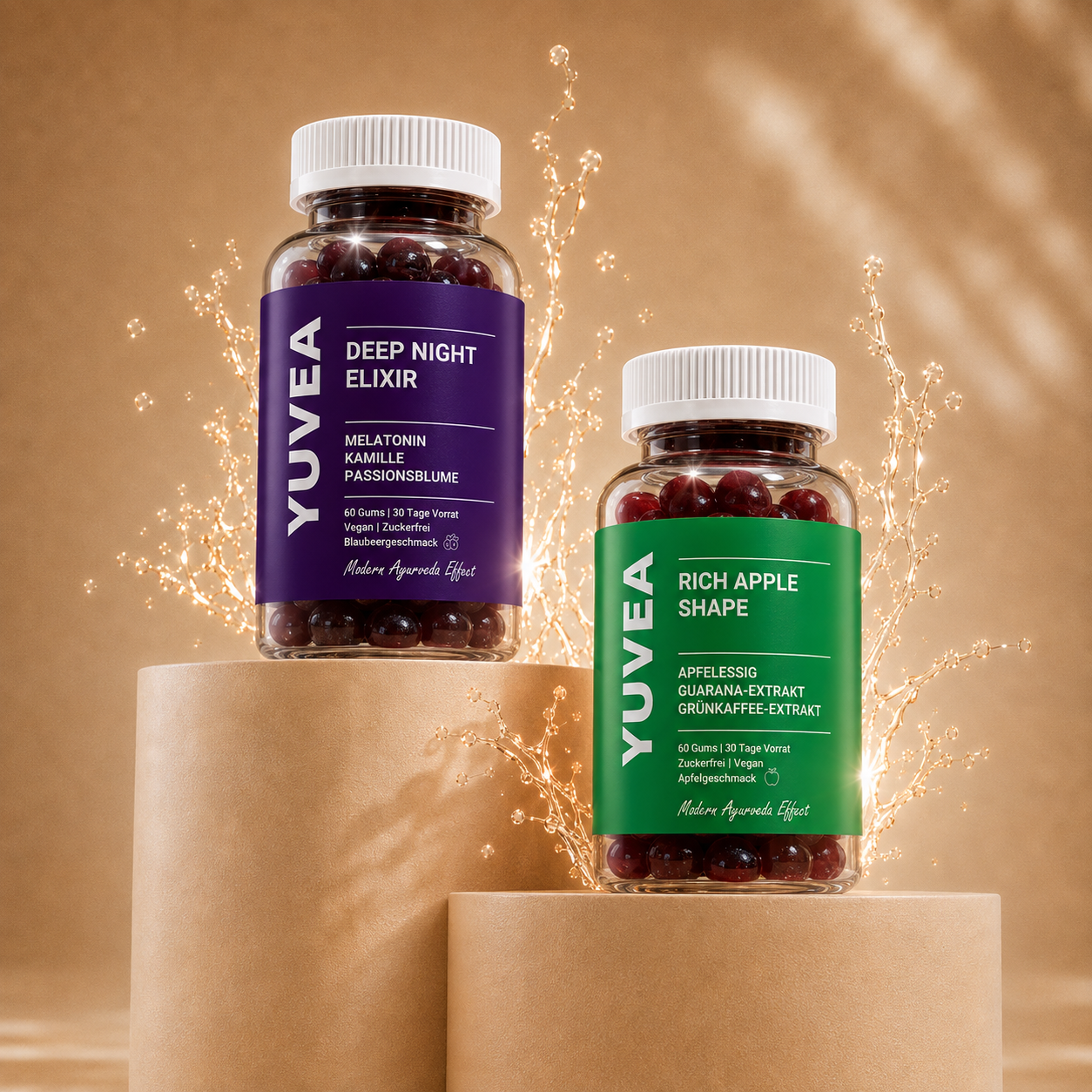 Zwei Flaschen YUVEA Fruchtgummis – „Deep Night Elixir“ mit lilafarbenem Etikett und „Rich Apple Shape“ mit grünem Etikett – auf beigen Podesten vor warmem Hintergrund mit dekorativen Wasserspritzern.