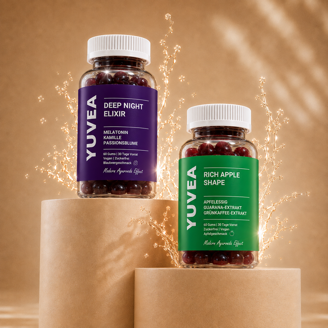 Zwei Flaschen YUVEA Fruchtgummis – „Deep Night Elixir“ mit lilafarbenem Etikett und „Rich Apple Shape“ mit grünem Etikett – auf beigen Podesten vor warmem Hintergrund mit dekorativen Wasserspritzern.