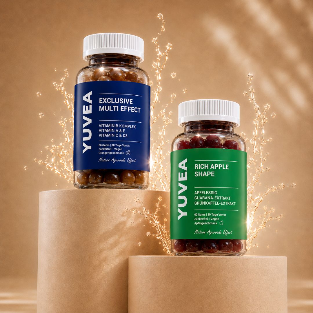 Zwei Flaschen YUVEA Fruchtgummis – „Exclusive Multi Effect“ mit blauem Etikett und „Rich Apple Shape“ mit grünem Etikett – auf beigen Podesten vor warmem Hintergrund mit dekorativen Wasserspritzern.