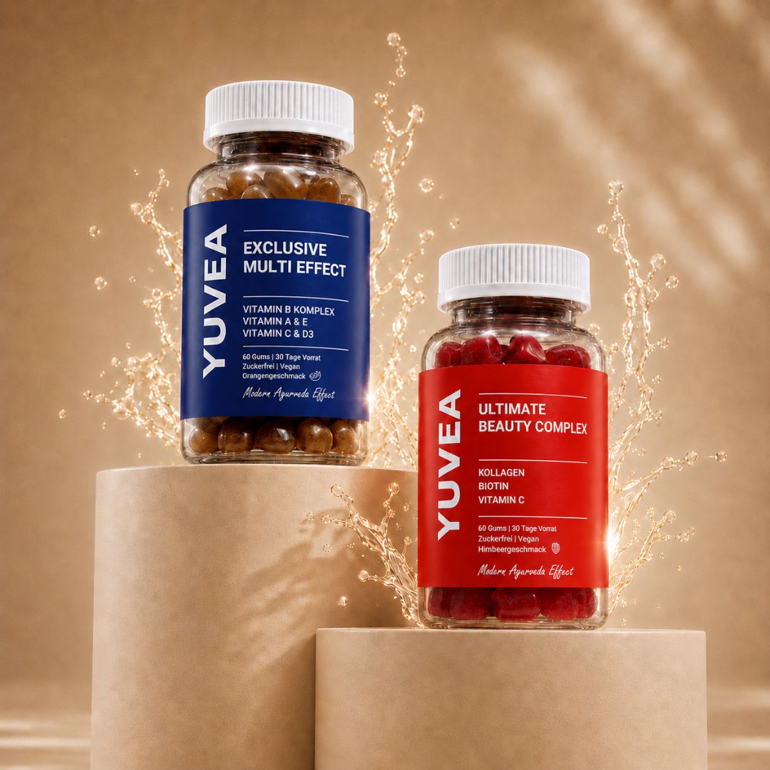 Zwei Flaschen YUVEA Fruchtgummis – „Exclusive Multi Effect“ mit blauem Etikett und „Ultimate Beauty Complex“ mit rotem Etikett – auf beigen Podesten vor warmem Hintergrund mit dekorativen Wasserspritzern.