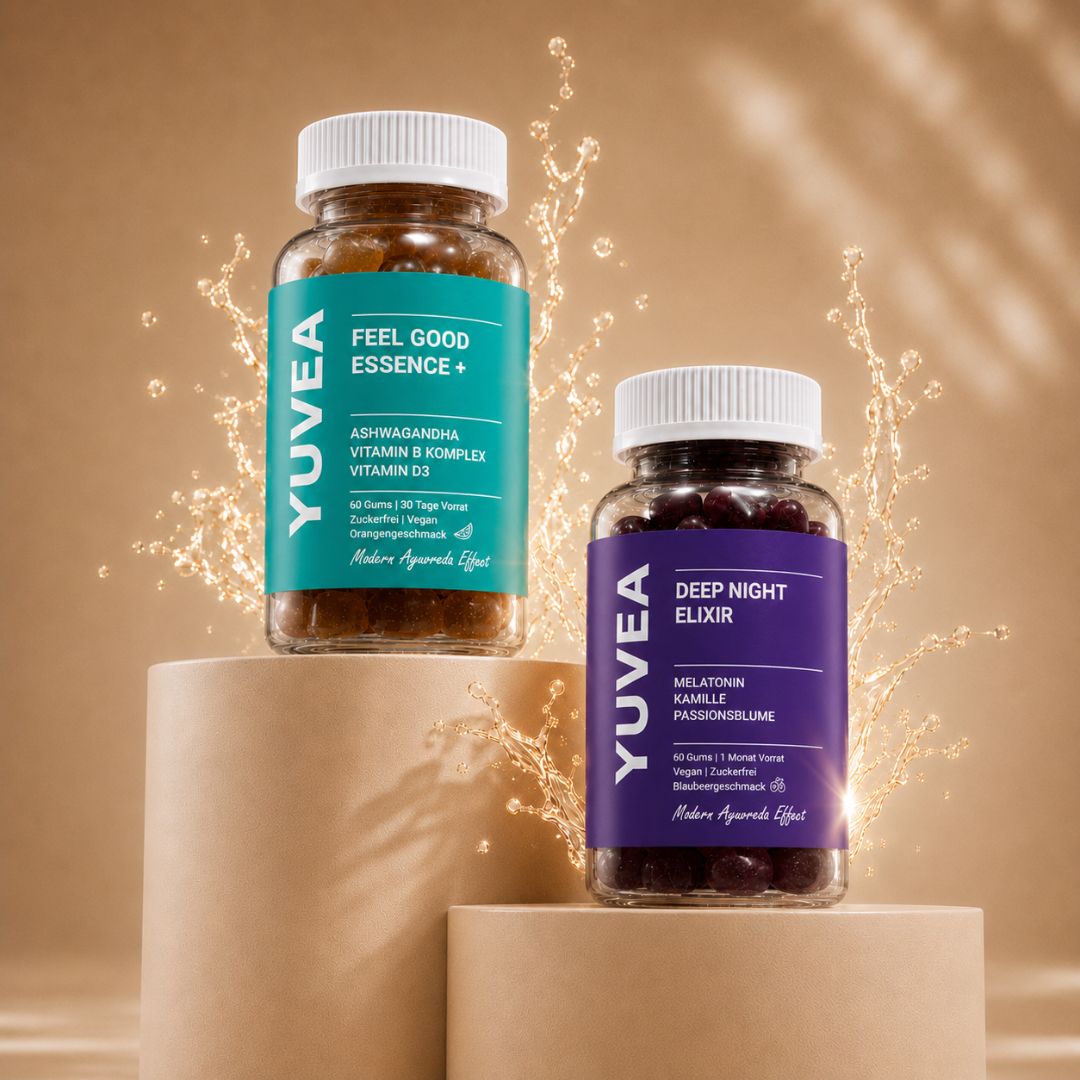 Zwei Flaschen YUVEA Fruchtgummis – „Feel Good Essence+“ mit türisenem Etikett und „Deep Night Elixir“ mit lilafarbenem Etikett – auf beigen Podesten vor warmem Hintergrund mit dekorativen Wasserspritzern.