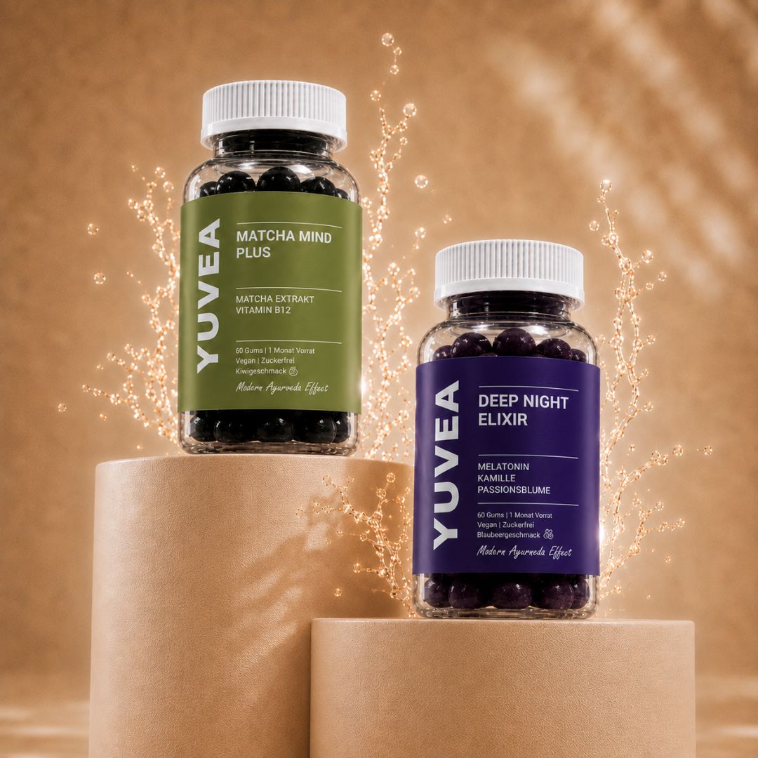 Zwei Flaschen YUVEA Fruchtgummis – „Deep Night Elixir“ mit lilafarbenem Etikett und „Matcha Mind Plus“ mit grünem Etikett – auf beigen Podesten vor warmem Hintergrund mit dekorativen Wasserspritzern.