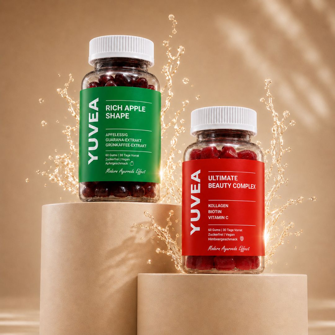 Zwei Flaschen YUVEA Fruchtgummis – „Rich Apple Shape“ mit grünem Etikett und „Ultimate Beauty Complex“ mit rotem Etikett – auf beigen Podesten vor warmem Hintergrund mit dekorativen Wasserspritzern.