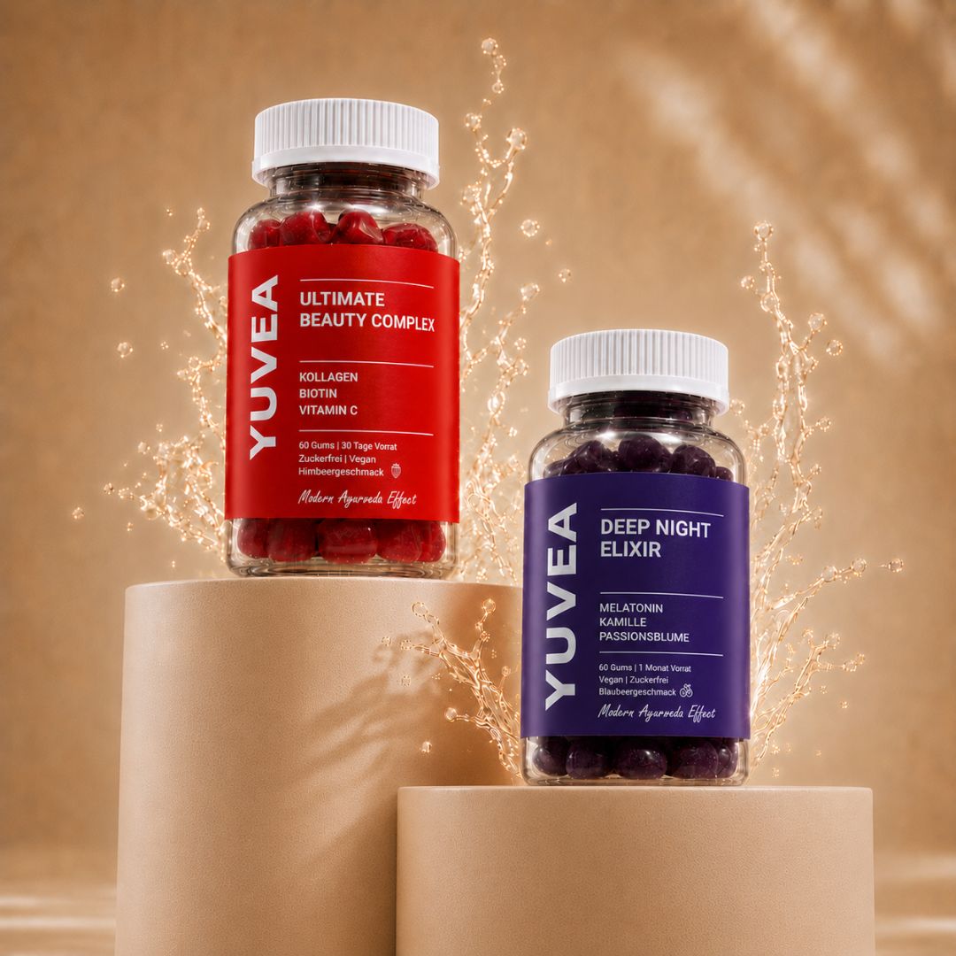 Zwei Flaschen YUVEA Fruchtgummis – „Deep Night Elixir“ mit lilafarbenem Etikett und „Ultimate Beauty Complex“ mit rotem Etikett – auf beigen Podesten vor warmem Hintergrund mit dekorativen Wasserspritzern.