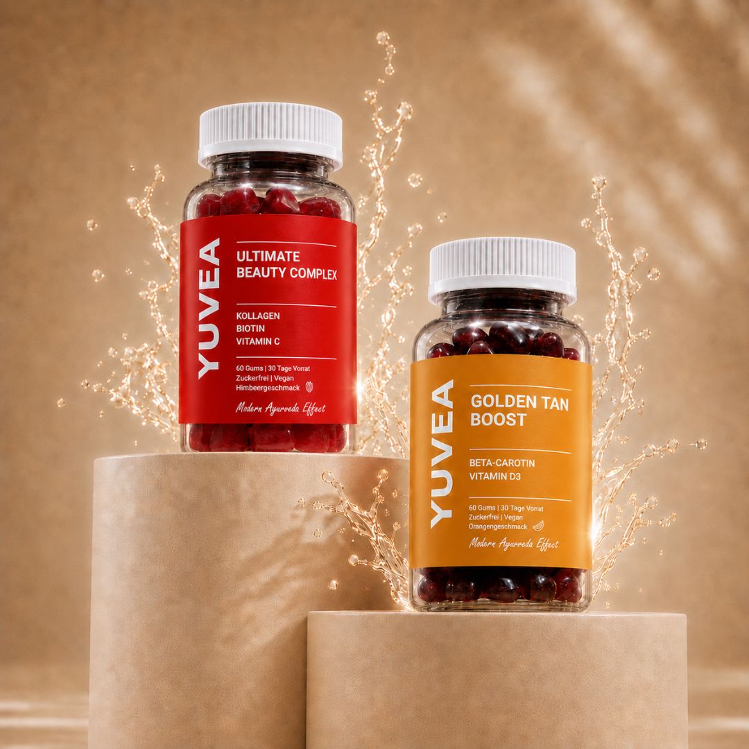 Zwei Flaschen YUVEA Fruchtgummis – „Golden Tan Boost“ mit gelbem Etikett und „Ultimate Beauty Complex“ mit rotem Etikett – auf beigen Podesten vor warmem Hintergrund mit dekorativen Wasserspritzern.