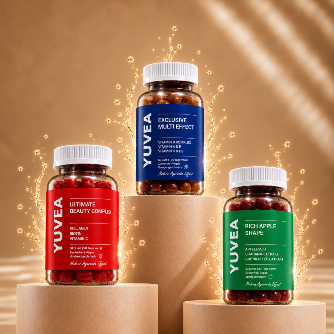 YUVEA EXCLUSIVE MULTI EFFECT, ULTIMATE BEAUTY COMPLEX und RICH APPLE SHAPE auf beigefarbenen Podesten mit dezenten goldenen Splash-Effekten vor warmem Hintergrund.
