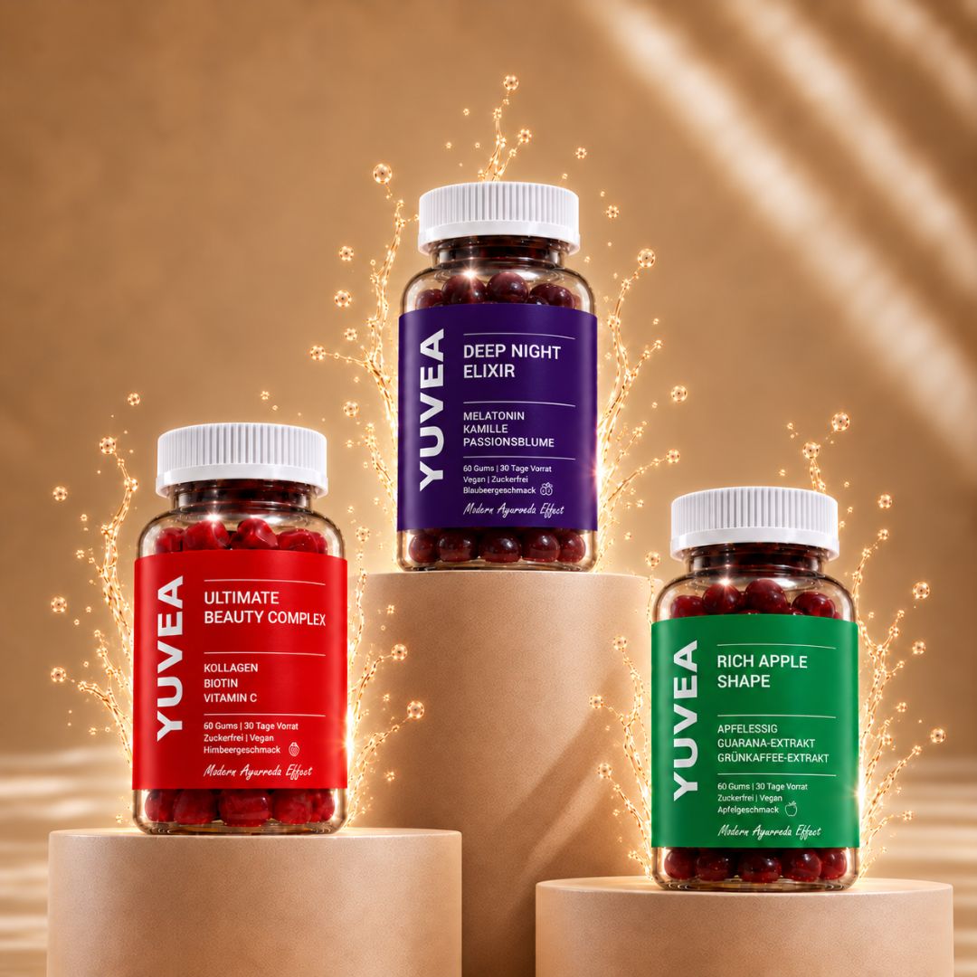YUVEA DEEP NIGHT ELIXIR, ULTIMATE BEAUTY COMPLEX und RICH APPLE SHAPE auf beigefarbenen Podesten mit dezenten goldenen Splash-Effekten vor warmem Hintergrund.